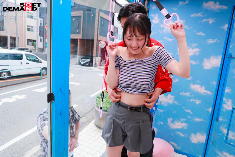 「マジックミラー号 絶対に気持ちよくなってはイケない！！！愛する彼氏とはミラー越し30cmの状況でくすぐり我慢ゲームと称して凄腕AV男優の妙技でHにいじくりたおす！！！ 鎖骨の綺麗なオフショル女子5名収録」のサンプル画像9枚目