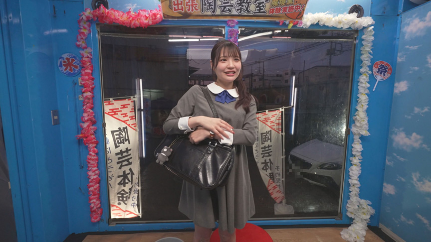 「マジックミラー号ハードボイルド 女●●生が挑戦するパイズリ陶芸チャレンジ！敏感すぎる乳首の先っちょを粘土とオイルで刺激され未熟な体がアツーくなってしまった発育中のお嬢様は初めての中イキ＆中出ししちゃうなんて！～るあ編～」のサンプル画像1枚目