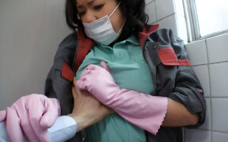 「掃除婦のおばさんにわざと勃起したチ●ポを見せて「手コキだけでも…？」とお願いしたら、どんな結末が…！？4時間」のサンプル画像15枚目