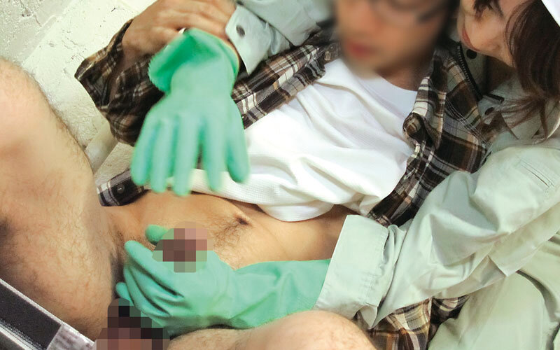 「掃除婦のおばさんにわざと勃起したチ●ポを見せて「手コキだけでも…？」とお願いしたら、どんな結末が…！？4時間」のサンプル画像2枚目