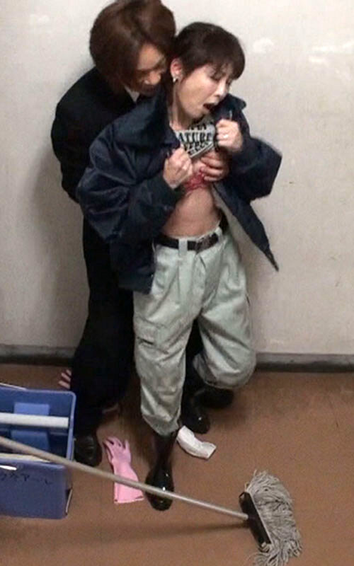 「掃除婦のおばさんにわざと勃起したチ●ポを見せて「手コキだけでも…？」とお願いしたら、どんな結末が…！？4時間」のサンプル画像20枚目