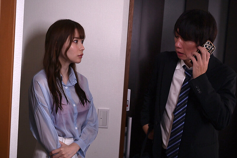 「巨乳人妻・笹倉彩が民泊で禁断の不倫！スレンダー美女の濃厚フェラと中出しセックス」のサンプル画像3枚目