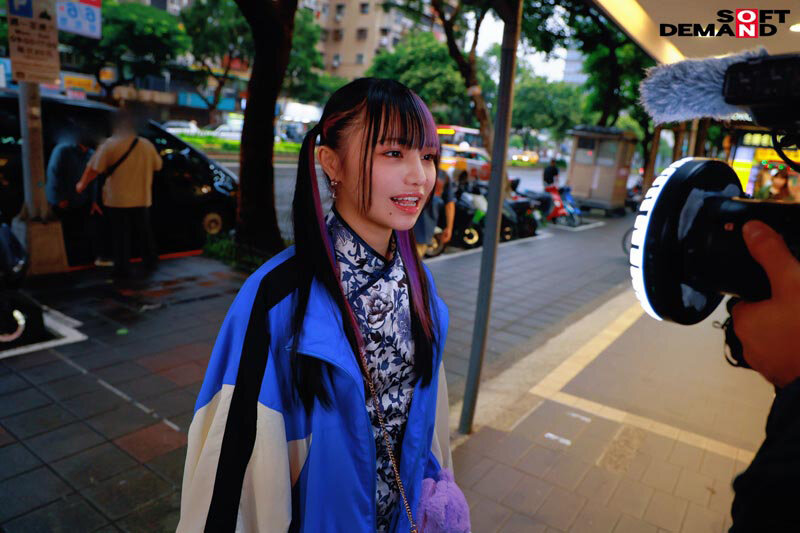 「total12時間ずぅーーーーーーとカメラ目線生活チャレンジ！！ 移動中も、食事中も、おち○ぽハメられ中だって…齋齋いつきにはいつだってコッチを向いていて欲しい！！！！！」のサンプル画像13枚目