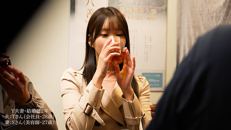 「【人妻NTR】潮吹き×バイブ責めで声我慢！砂風呂拘束マッサージで連続アクメする美尻妻の寝取られ動画」のサンプル画像1枚目