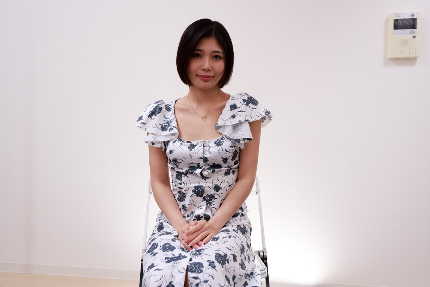 「【素人】祈りの美少女が魅せる恥じらいデビュー作品｜ドピュCH厳選動画」のサンプル画像1枚目