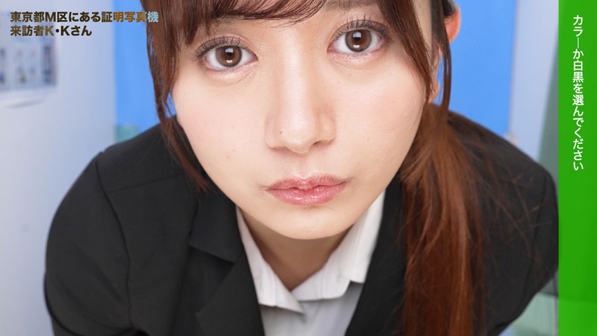 「【素人JK】【バイブ体験】証明写真ボックスで笑顔キープチャレンジする受験生美少女【企画モノ】」のサンプル画像1枚目