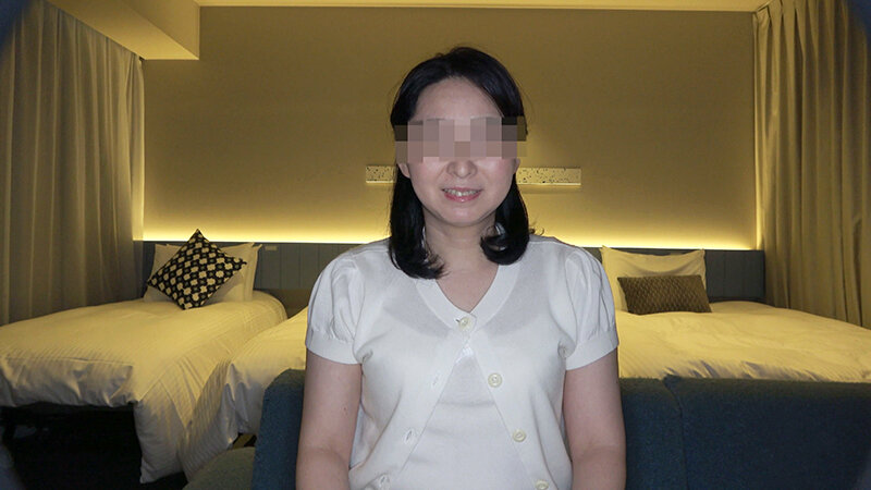 「【素人人妻】清楚系美人奥様が3P・SMプレイでごっくん体験!ムッツリ妻の秘密の応募動画」のサンプル画像2枚目