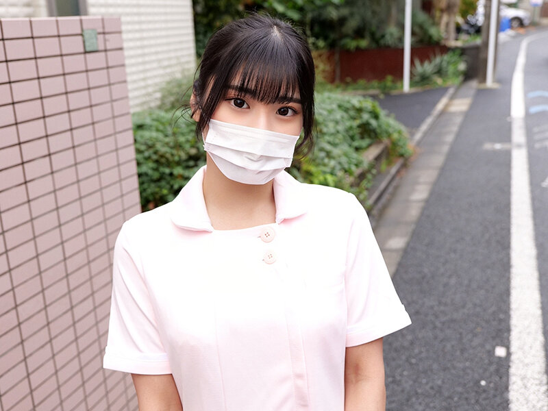 「【素人】マスク美女の歯科衛生士が童貞君にベロキス&中出し筆おろし!ナース系美女の濃厚プレイ」のサンプル画像2枚目