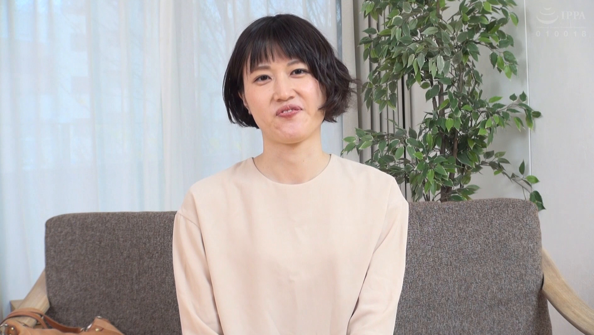 「美人貧乳人妻厳選10人 清楚妻のコリコリ勃起乳首弄び中出し孕ませ240分~小さな胸が最高にエロい!夫以外の男で理性崩壊する美人妻たち~」のサンプル画像1枚目