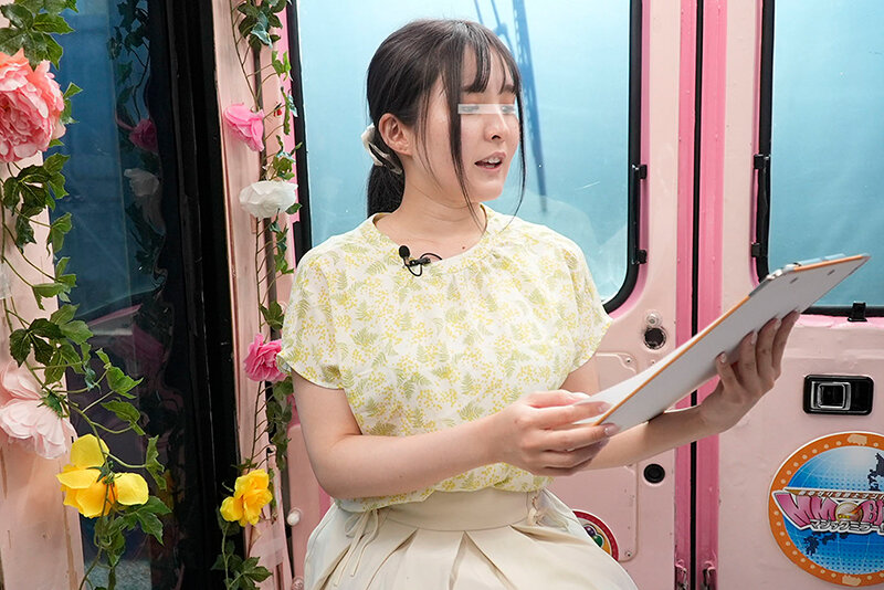 「一般男女モニタリングAV×マジックミラー便コラボ企画 女子アナ志望の美人女子大生が出演！ガニ股ポーズで「潮吹き我慢！路上リポート」手マン＆電マ責めに耐えて淫語ニュースを最後まで読めたら100万円！チャレンジ失敗でデカチン即ハメ生中出し！！」のサンプル画像2枚目