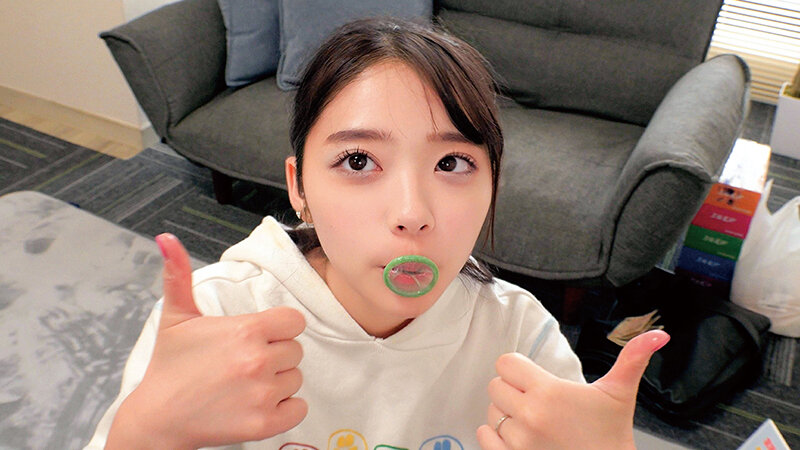 「素敵な人妻が「童貞チ○ポにお口だけでコンドーム装着」に挑戦！ノーハンドで童貞デカチンを夢中で咥えたご無沙汰な奥様のオマ○コはいやらしいスケベ汁が溢れ出す！夫に内緒で筆おろしwwエロ優しい奥様はゴムを外して生中出し！」のサンプル画像1枚目