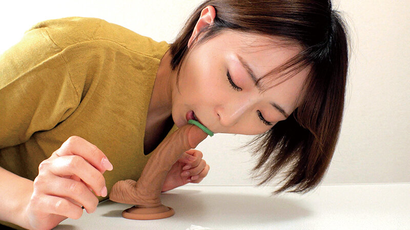 「素敵な人妻が「童貞チ○ポにお口だけでコンドーム装着」に挑戦！ノーハンドで童貞デカチンを夢中で咥えたご無沙汰な奥様のオマ○コはいやらしいスケベ汁が溢れ出す！夫に内緒で筆おろしwwエロ優しい奥様はゴムを外して生中出し！」のサンプル画像12枚目