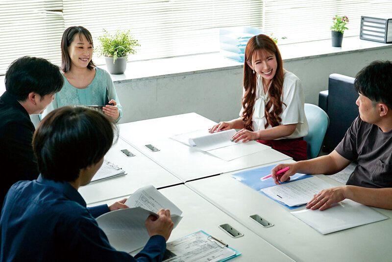 「人妻PTA会長 保護者の男女が集う会合で巻き起こる…。子供には絶対内緒の淫らな背徳デカチン不倫 波多野結衣」のサンプル画像2枚目