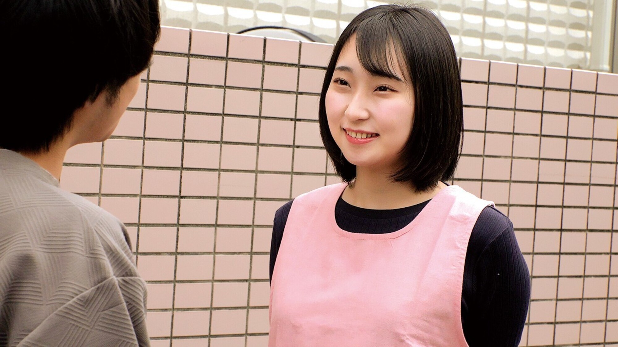 「現役保育士さんが童貞君に母性溢れるご奉仕フェラ＆ふんわりおっぱいでの授乳手コキ！裸エプロン姿で生チン挿入で筆おろしセックス！何度も気持ちよくしてくれる天使にたっぷり連続中出し！！」のサンプル画像1枚目