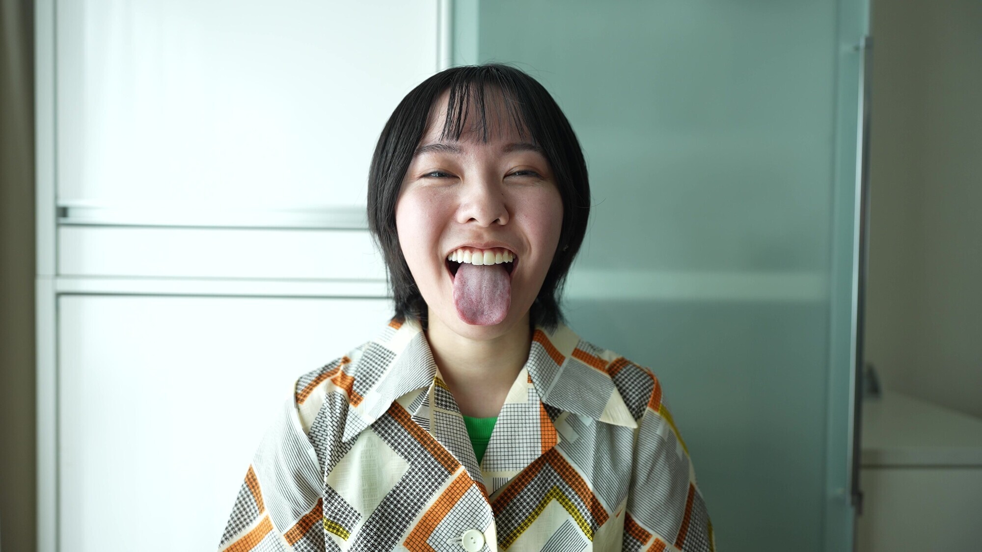 「【個人撮影】加護まりの舌ブラシで「汚舌苔」採取」のサンプル画像1枚目