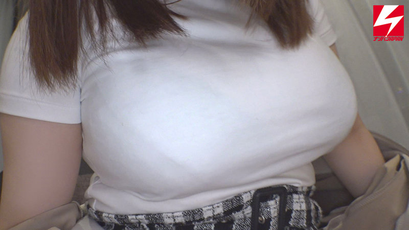 「張り裂ける爆乳女子大生を1日レンタル！アパレルの仕事と嘘ついて見つけたデカパイ女子を騙して「白Tで来て！」と伝えて会ったら…おっぱいがさらに膨張！」のサンプル画像1枚目