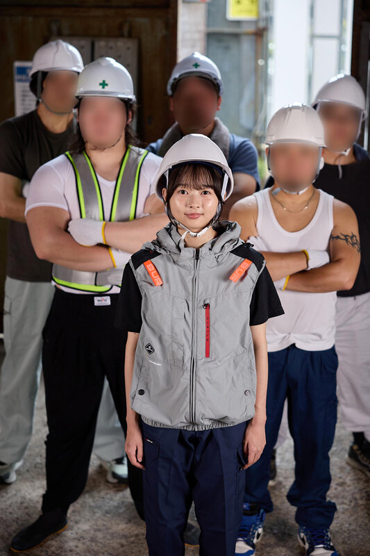 「ピストンバイブ解体女子‘実習’という名のシゴキにもめげずに男社会で解体工を目指す純朴研修生に密着 運搬作業編」のサンプル画像1枚目