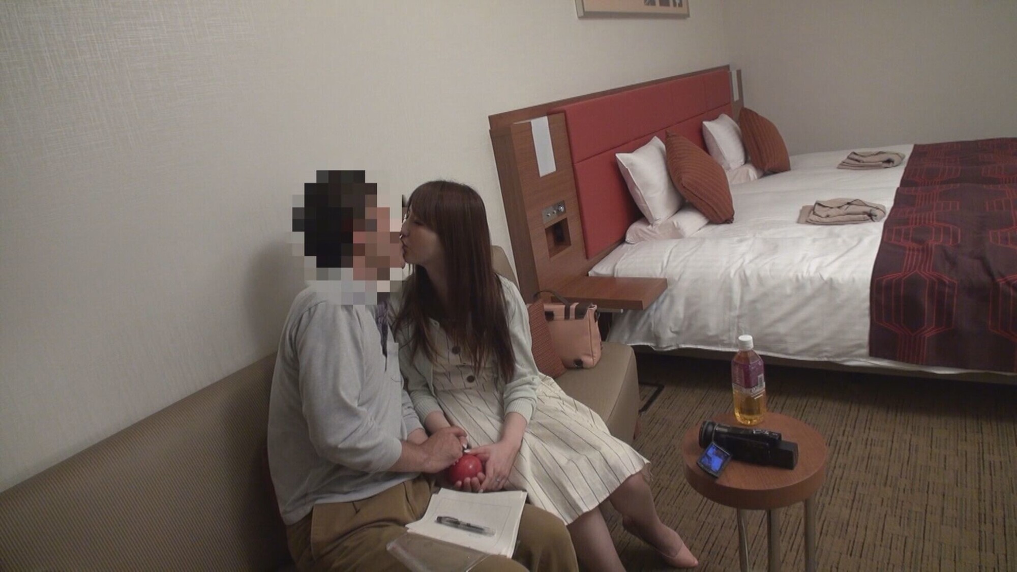 「笑顔が可愛い人妻。おじさんの隠し持つおナスに興味津々！ のぞみ」のサンプル画像1枚目