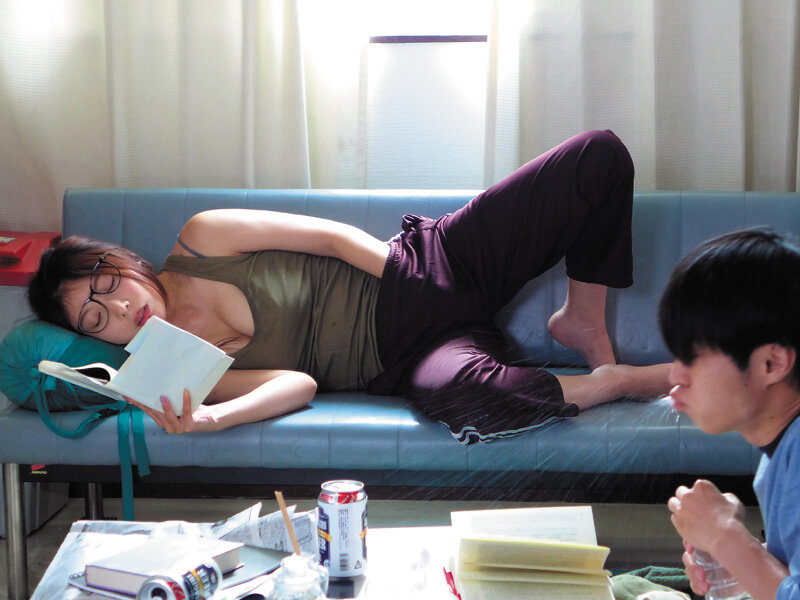 「大学サークルの部室に棲みついてる年齢不詳の先輩がマ○コを貸してくれるというのでクーラーもない部屋で汗だく絡み合い一緒に留年しそうなSEX漬けの夏 安位薫」のサンプル画像10枚目