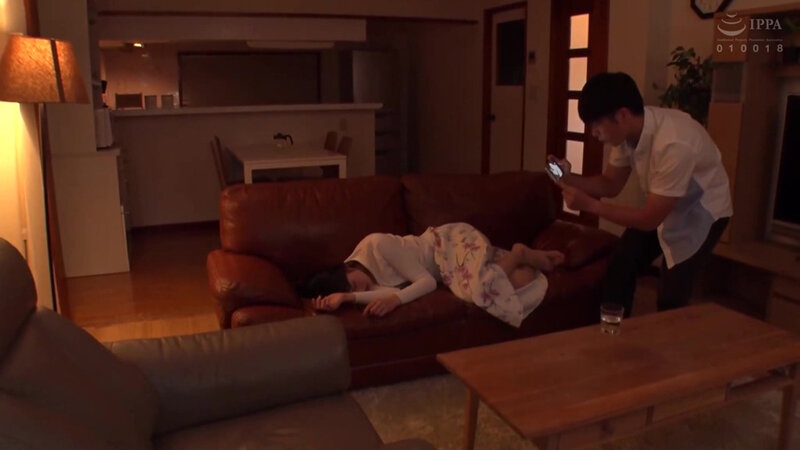 「【素人人妻】美乳巨尻の主婦が不倫ナンパで騎乗位中出し!家庭的な奥様のエロス映像」のサンプル画像18枚目