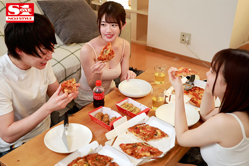 「Gカップ同級生2人組が僕の家で勉強合宿！休憩の度にエロいことが！ 安達夕莉 宇野みれい」のサンプル画像9枚目