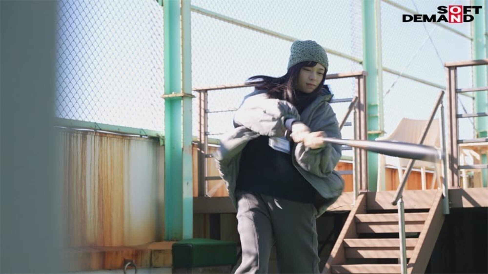 「SOD女子社員 AV出演業務 制作部 中途1年目 岡島明来(24) 初客観単体SEX 平日昼間社内連れ回し声ガマンSEX おもちゃオナニー イカされまくり初4P 公開全裸挨拶」のサンプル画像4枚目