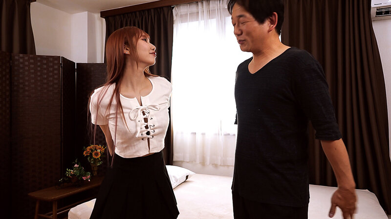 「あいさつをする程度の関係のいまどきギャルが、なぜかオジサンの俺の家に遊びに来て誘惑してくる話 斎藤あみり」のサンプル画像2枚目