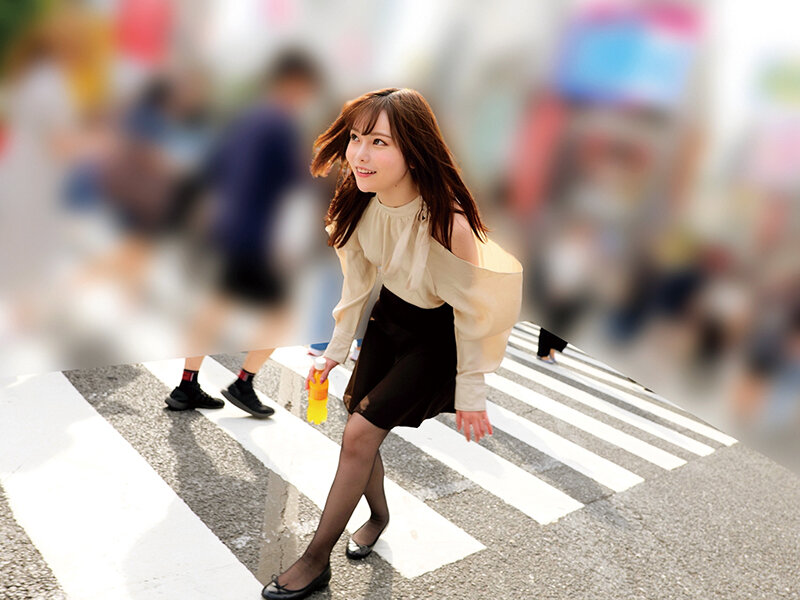 「素人美少女とリモコンバイブお散歩11-黒パンストキャリアウーマン編-「もう我慢できません…//」人ごみの中、黒パンスト美脚ガクブル震わせイキまくってしまうOLたち！人生初の羞恥プレイでまさかのエロスイッチオン！車移動中も大胆カーオナニー！最後はホテルで…」のサンプル画像2枚目