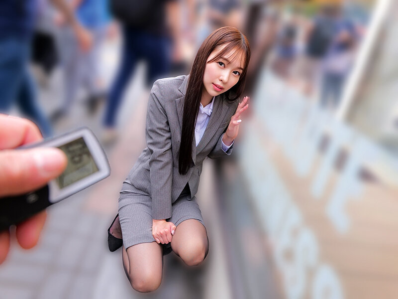 「素人美少女とリモコンバイブお散歩11-黒パンストキャリアウーマン編-「もう我慢できません…//」人ごみの中、黒パンスト美脚ガクブル震わせイキまくってしまうOLたち！人生初の羞恥プレイでまさかのエロスイッチオン！車移動中も大胆カーオナニー！最後はホテルで…」のサンプル画像5枚目