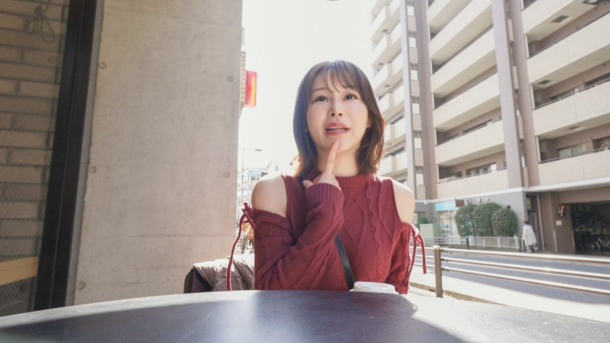 「においフェチが過ぎるww 男臭ムンムンの体に舌這わせて発情！！ 巨乳やりマンひなき21歳が逆に撮影支配して2発搾り取ってきた件www」のサンプル画像1枚目