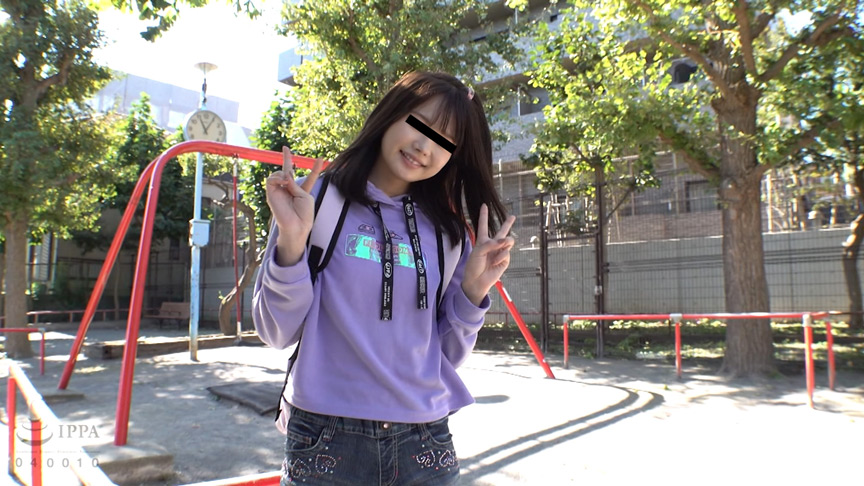 「【素人美少女】ロ○系JK風女優の電車内イタズラ映像集｜恥じらい反応がたまらない4時間」のサンプル画像1枚目