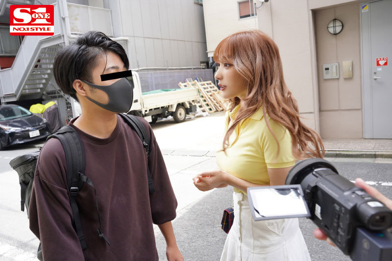 「S1が小宵こなんに無茶振り逆ナン指令！ 一流女優の痴女テクで素人を骨抜きにするまで帰れまSEX！」のサンプル画像1枚目