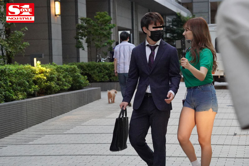 「S1が小宵こなんに無茶振り逆ナン指令！ 一流女優の痴女テクで素人を骨抜きにするまで帰れまSEX！」のサンプル画像2枚目