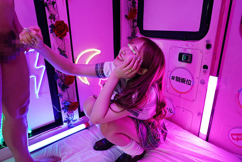 「一般男女モニタリングAV×マジックミラー便コラボ企画 ギャルはチ○ポを見るとすぐにまたがるという噂は本当か！？ 3 令和ギャルがフル勃起したデカチ○ポを生挿入してヤバすぎる腰振り騎乗位で連続中出し！…では足りず全員追撃2SEX！発射合計12発」のサンプル画像2枚目