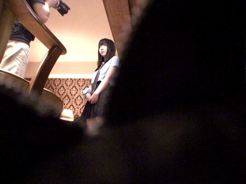 「【素人モデル志望JK】制服女子校生と3P・4Pプレイ!読者モデルを夢見る美少女との複数プレイ体験」のサンプル画像1枚目