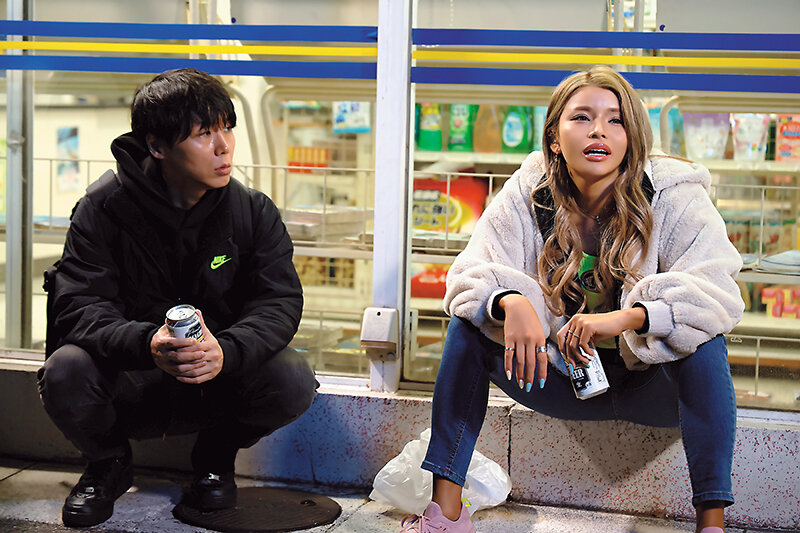 「【黒咲華】日焼け巨乳ギャル人妻とバイト先で禁断の不倫NTR中出し性交に溺れた日々」のサンプル画像5枚目