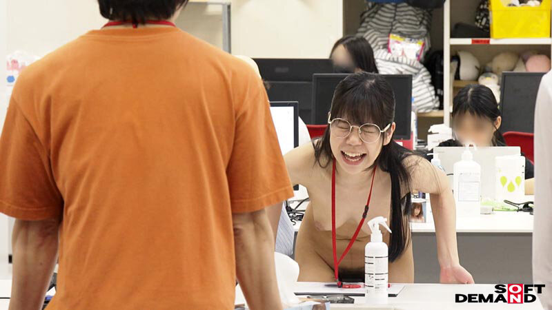 「会社で服を着ていないのは一人だけ！ハダカの尊さを身をもって学ぶ SOD女子社員 全裸業務 タオル一枚男湯入ってみませんか？ミッションテストプレイ編 社内露出＆普段一緒に働く同僚（たまに男優さん）からザーメン採取5名報告」のサンプル画像14枚目