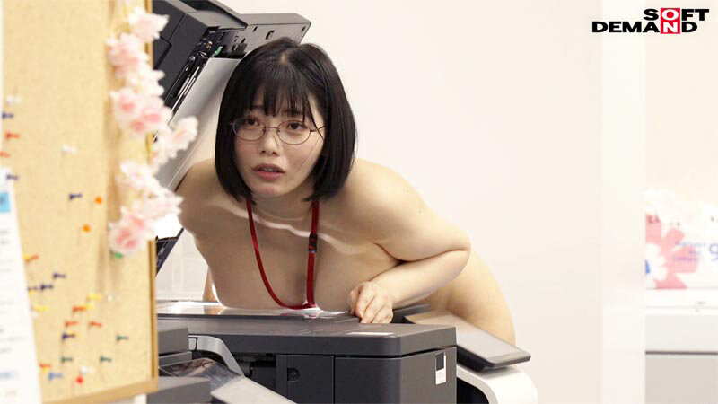 「会社で服を着ていないのは一人だけ！ハダカの尊さを身をもって学ぶ SOD女子社員 全裸業務 タオル一枚男湯入ってみませんか？ミッションテストプレイ編 社内露出＆普段一緒に働く同僚（たまに男優さん）からザーメン採取5名報告」のサンプル画像20枚目