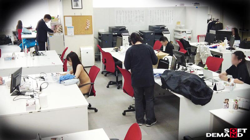 「会社で服を着ていないのは一人だけ！ハダカの尊さを身をもって学ぶ SOD女子社員 全裸業務 タオル一枚男湯入ってみませんか？ミッションテストプレイ編 社内露出＆普段一緒に働く同僚（たまに男優さん）からザーメン採取5名報告」のサンプル画像4枚目