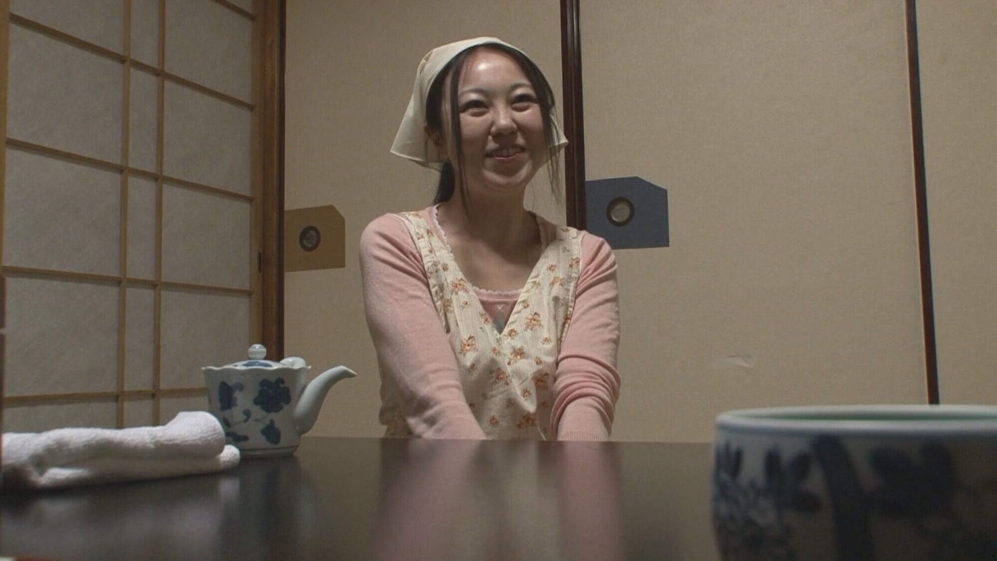 「【代々続く老舗旅館の美人女将をこっそり･･･！】可愛い笑顔で、明るく振舞う美人女将は未亡人！久しぶりの極太肉棒を美味しそうに頬張り、白い柔肌の熟れた躰が肉欲に濡れる！」のサンプル画像1枚目