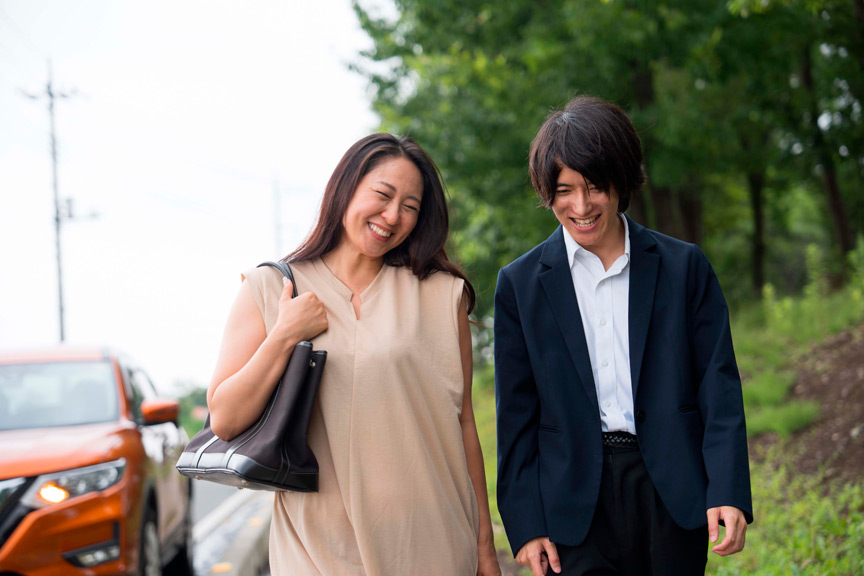 「旦那がかまってくれないから…教え子との禁断の情事に嵌ってしまった元●師の人妻 佐久間楓」のサンプル画像1枚目