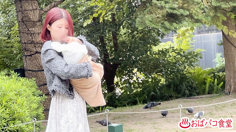 「【素人】美人妻が娘の前で寝取られ不倫SEX!身体で返済する衝撃NTR中出し映像」のサンプル画像2枚目