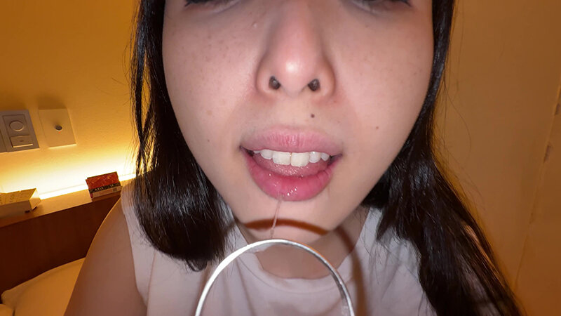 「【個人撮影】横山夏希の舌ブラシで「汚舌苔」採取」のサンプル画像13枚目