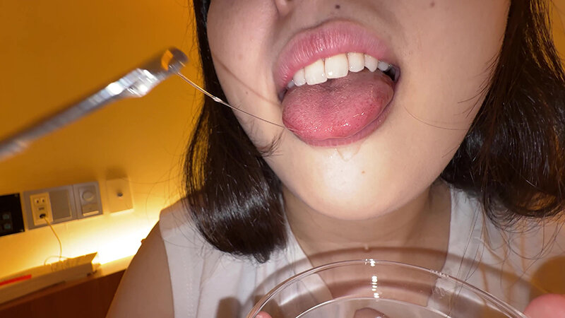 「【個人撮影】横山夏希の舌ブラシで「汚舌苔」採取」のサンプル画像9枚目