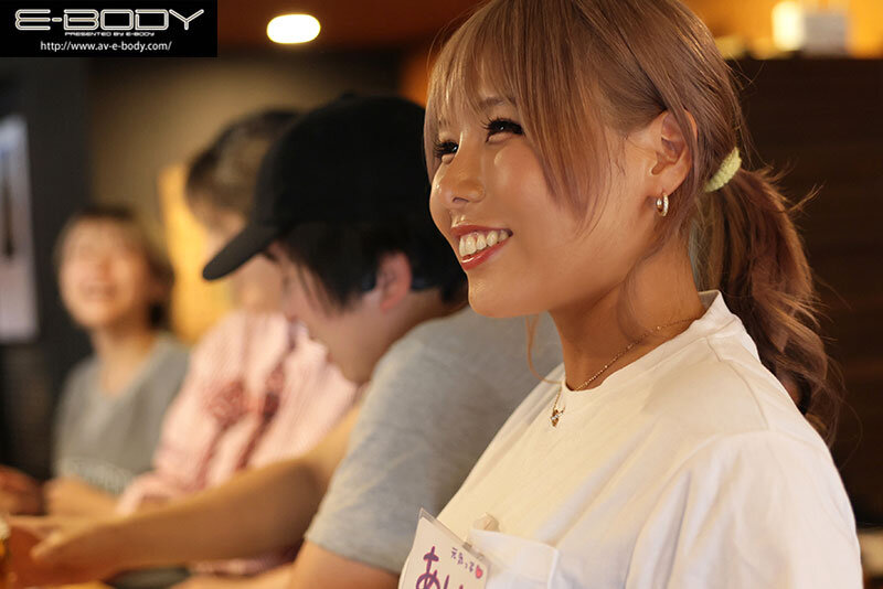 「日焼けアトが激シコなぴちぴちこんがりG乳 巨乳すぎる看板娘 最後の平成ギャル 愛那あい(25) 実家のお店を話題にしたくてやっちゃえ精神でAVデビュー」のサンプル画像2枚目