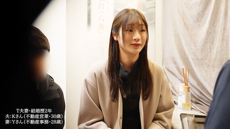 「【NTR】デカ尻人妻が砂風呂拘束マッサージで潮吹きアクメ連続絶頂！夫の隣でバイブ責め」のサンプル画像1枚目