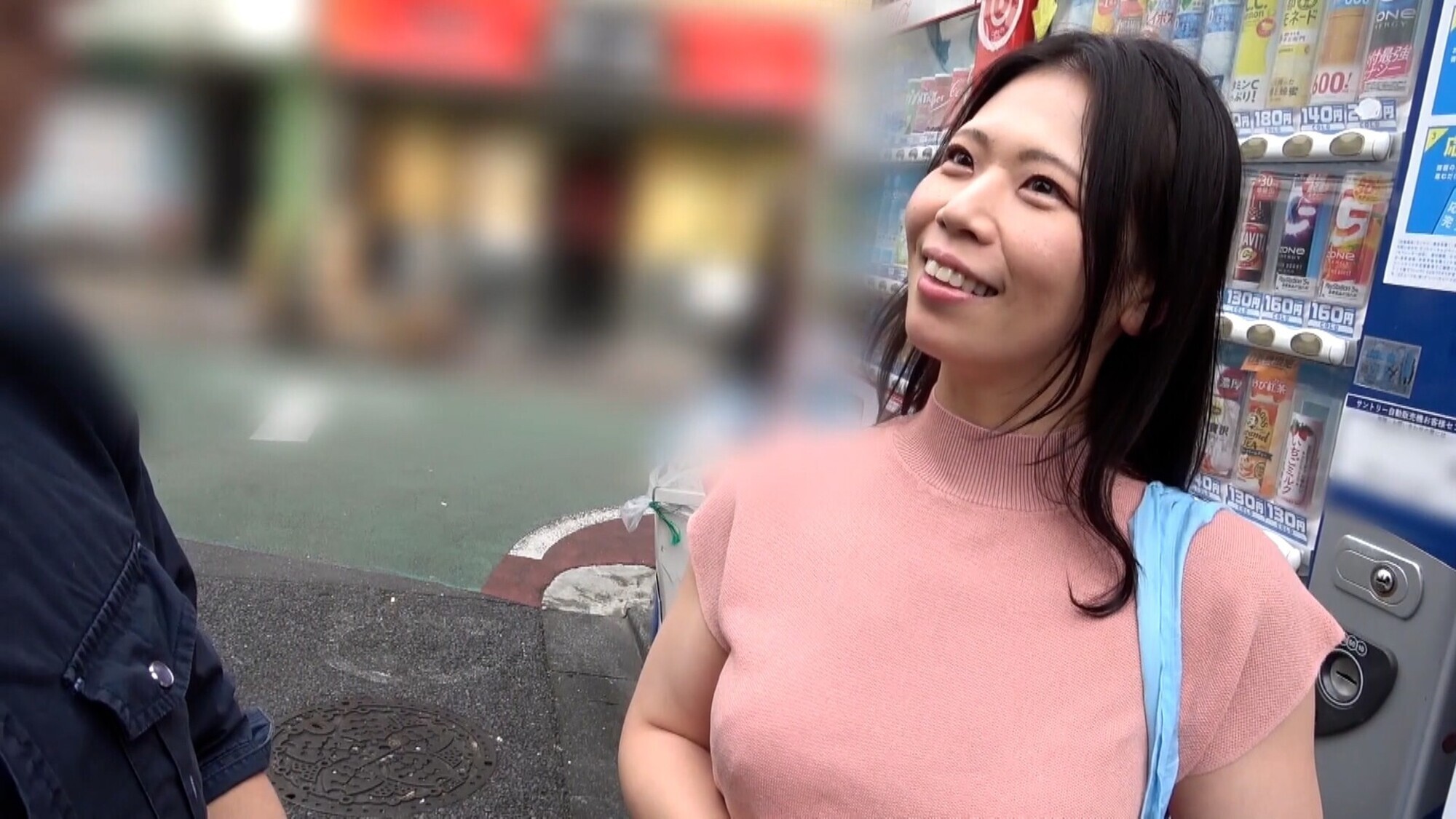 「「引っ越して来たばかりでこの辺案内してもらえますか？」小さな商店街で買い物途中の奥様をナンパ！普通の奥様ほど刺激を求めて大胆FUCK！」のサンプル画像1枚目