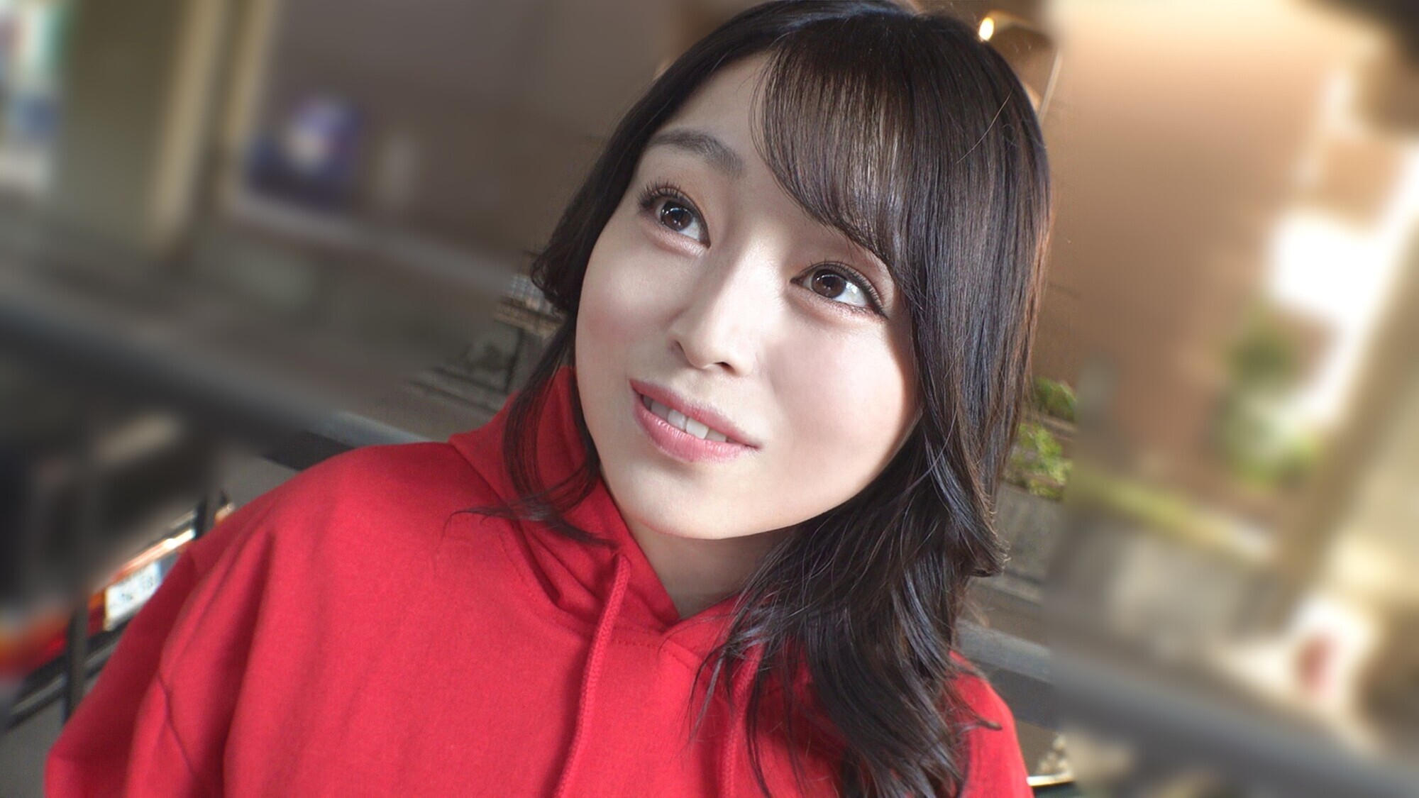 「スーパーで働くJカップ爆乳人妻!おっぱい目当てに来店する男が殺到チヤホヤされて調子に乗って客と不倫中出しSEX」のサンプル画像2枚目