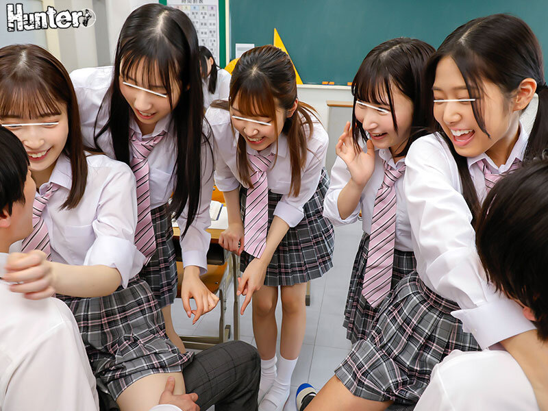 「『バレずにイケる？』教室でスカート内ちょいハメSEX！エッチな女子〇生の間で流行ってます！教室で小悪魔女子による休み時間＆放課後の危険な遊び」のサンプル画像5枚目