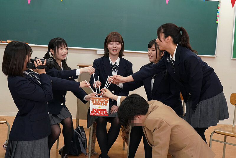 「放課後の黒タイツ女子○校生たちに突撃交渉！同い年の童貞クンと人生初の王様ゲームしてみませんか？いろいろなデニール数のムレた黒タイツを独り占めでハメまくり！！挟まれ踏まれ絞められて中出し放題！！ハーレム筆おろし大乱交！」のサンプル画像2枚目